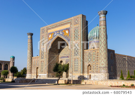 Sunset on Sher-Dor Madrasah in Registan square - Samarkand, Uzbekistan Sunset on Sher-Dor Madrasah in Registan square - Samarkand, Uzbekistan 68079543