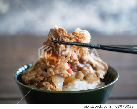 牛肉碗的特寫鏡頭設法吃與筷子。 牛肉碗的特寫鏡頭設法吃與筷子。 68079832