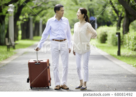 Senior couple's trip 68081492