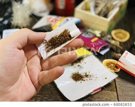 手動香煙。煙草稅/煙草價格上漲措施。吸煙者，粗毛便宜 68081653
