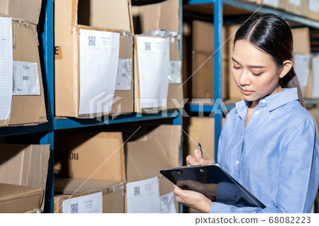 Asian smart businesswoman do inventory Asian smart businesswoman do inventory 68082223