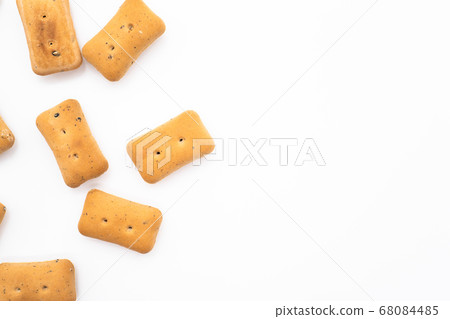 乾麵包白色背景 68084485