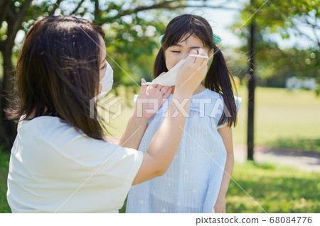 一位母親為孩子戴著口罩 一位母親為孩子戴著口罩 68084776
