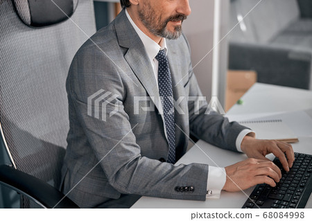 Male office worker using computer in office 68084998