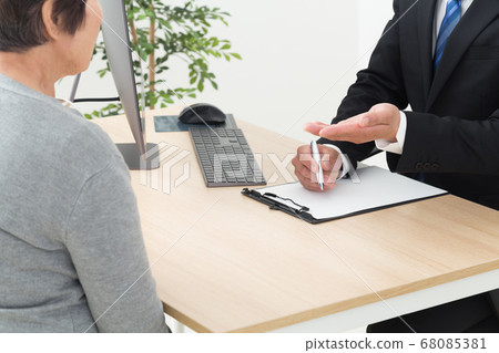 Businessman and senior women Businessman and senior women 68085381