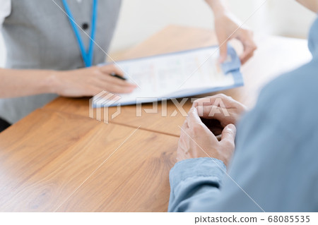 Female staff explaining [at hand] 68085535