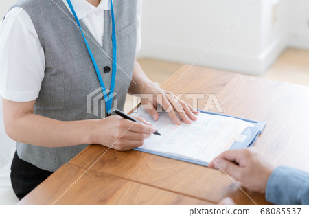 Female staff explaining [at hand] 68085537