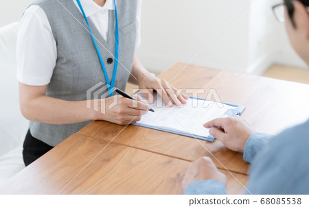 Female staff explaining [at hand] 68085538