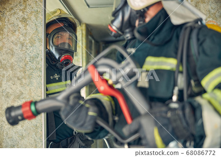 Firefighter crew in the indoors learning put out a fire 68086772