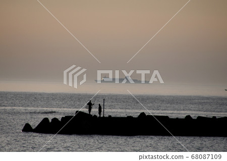 Offshore ferry and breakwater angler. Off the Sea of Japan was white. Offshore ferry and breakwater angler. Off the Sea of Japan was white. 68087109