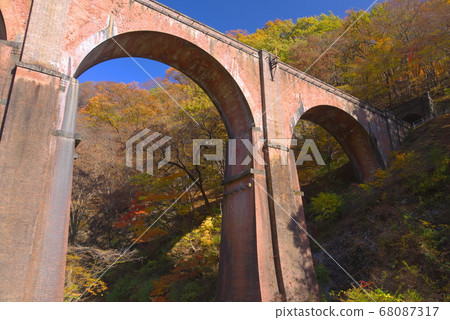 Autumn full bloom autumn leaves vivid Usui pass third bridge (glass bridge) Autumn full bloom autumn leaves vivid Usui pass third bridge (glass bridge) 68087317