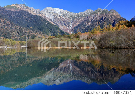 上高地大正池中反映出的黃色葉子的穗高山脈 68087354