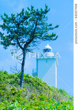 [Fluffy high-key processing] Echizen Kaga Quasi-National Park Cape Kasa in the Sea of Japan with Cape Kasa Lighthouse 68087406