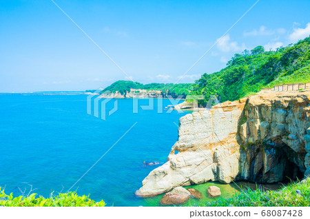 [Fluffy high-key processing] Echizen Kaga Quasi-National Park Cape Kasa in the Sea of Japan with Cape Kasa Lighthouse 68087428