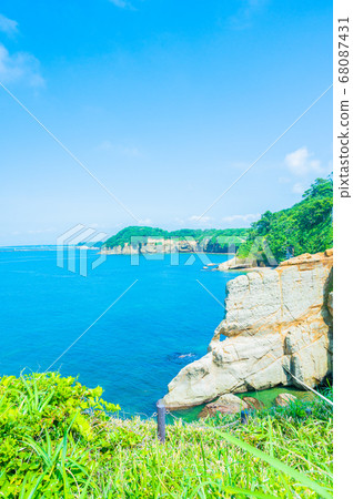 [Fluffy high-key processing] Echizen Kaga Quasi-National Park Cape Kasa in the Sea of Japan with Cape Kasa Lighthouse 68087431