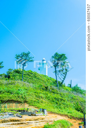 [Fluffy high-key processing] Echizen Kaga Quasi-National Park Cape Kasa in the Sea of Japan with Cape Kasa Lighthouse 68087437