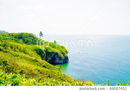 [Fluffy high-key processing] Echizen Kaga Quasi-National Park Cape Kasa in the Sea of Japan with Cape Kasa Lighthouse 68087452