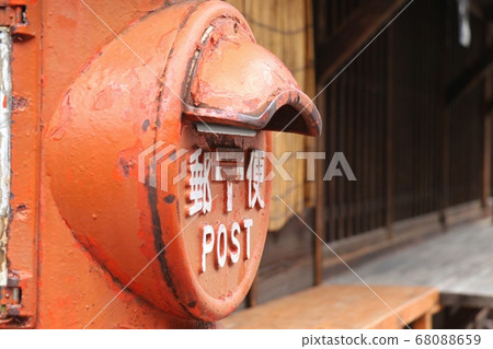 老式的紅色圓形郵政信箱 老式的紅色圓形郵政信箱 68088659