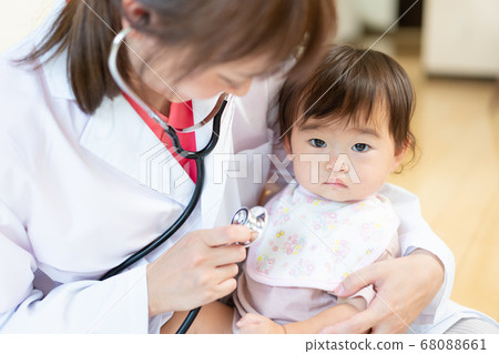 在家檢查嬰孩的年輕女醫生 在家檢查嬰孩的年輕女醫生 68088661