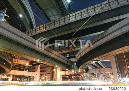 Awaza Junction in Osaka is known as the "Western Yokozuna" and "Yamatano Orochi", where the roads are layered in layers. 68089930
