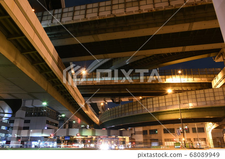 大阪的Awaza Junction被稱為“西方的Yokozuna”和“ Yamatano Orochi”,其中的道路是分層的。 大阪的Awaza Junction被稱為“西方的Yokozuna”和“ Yamatano Orochi”,其中的道路是分層的。 68089949