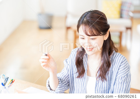 做遙遠的工作的少婦在客廳。 做遙遠的工作的少婦在客廳。 68090261