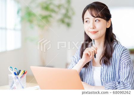 做遙遠的工作的少婦在客廳。 做遙遠的工作的少婦在客廳。 68090262