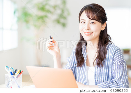 做遙遠的工作的少婦在客廳。 做遙遠的工作的少婦在客廳。 68090263