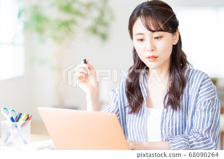 做遙遠的工作的少婦在客廳。 做遙遠的工作的少婦在客廳。 68090264