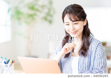 做遙遠的工作的少婦在客廳。 做遙遠的工作的少婦在客廳。 68090265