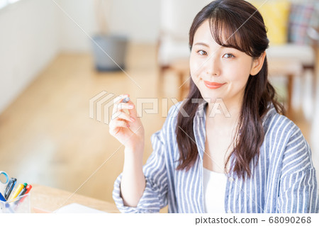 做遙遠的工作的少婦在客廳。 做遙遠的工作的少婦在客廳。 68090268
