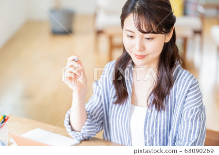 做遙遠的工作的少婦在客廳。 做遙遠的工作的少婦在客廳。 68090269
