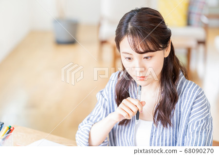 做遙遠的工作的少婦在客廳。 做遙遠的工作的少婦在客廳。 68090270