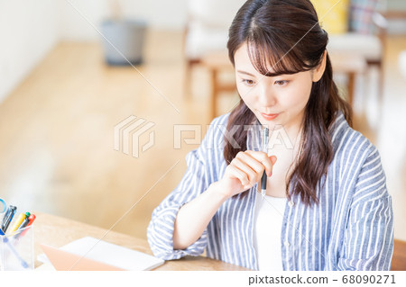 做遙遠的工作的少婦在客廳。 做遙遠的工作的少婦在客廳。 68090271