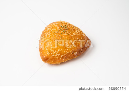 咖哩麵包與白色背景 68090554