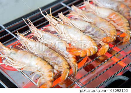 Cooking grilled shrimp with an electric grill. Cooking grilled shrimp with an electric grill. 68092103