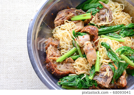 Roast duck with egg noodle 68093041