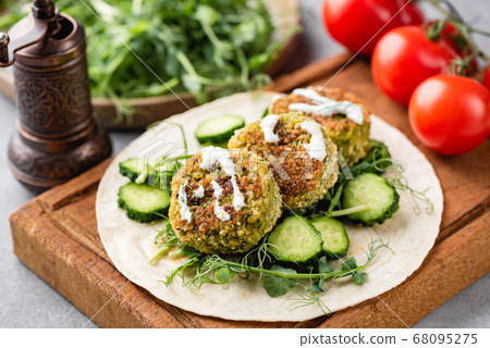 Vegetarian tortilla with falafel and vegetables 68095275