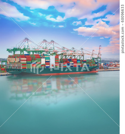 Logistics and transportation of International Logistics and transportation of International 68096633