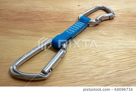 Rock climbing quickdraw with two aluminium carabiners and a blue sling 68096716