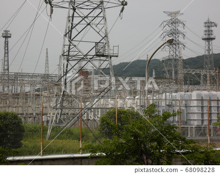 Alignment of steel tower and insulator, Higashi-Osaka substation Alignment of steel tower and insulator, Higashi-Osaka substation 68098228