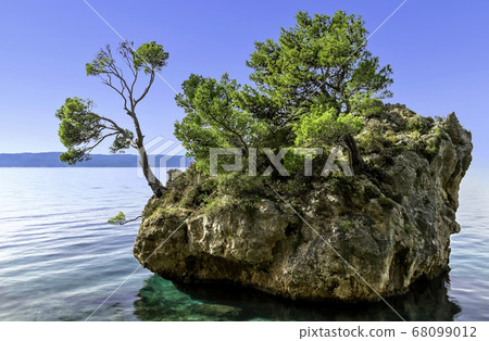 Kamen Brela - Tiny famous island in Brela, Croatia Kamen Brela - Tiny famous island in Brela, Croatia 68099012