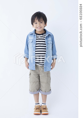 Smiling boy 68100884
