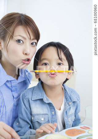 家長和孩子一起學習 68100960
