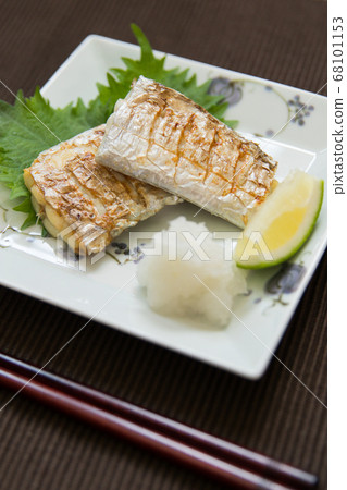 Salt-grilled fish fish 68101153