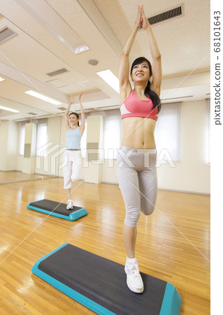 女人做踏板運動 女人做踏板運動 68101643