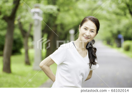 微笑以新鮮的綠色的高級婦女 微笑以新鮮的綠色的高級婦女 68102014