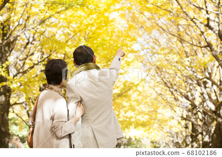 散步的年長夫婦 68102186