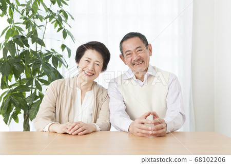 A smiling senior couple 68102206