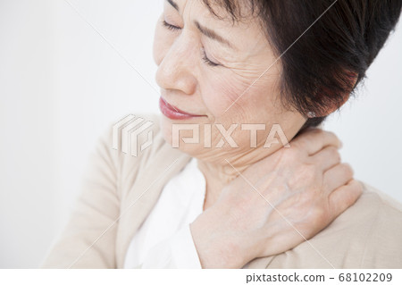 肩膀僵硬的高級女性 68102209